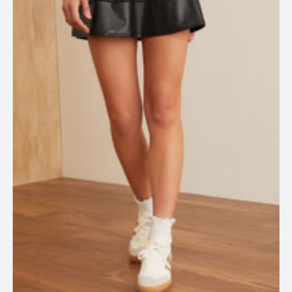 Trendy Black Faux Leather Mini Skirt NWT M - Picture 2 of 3